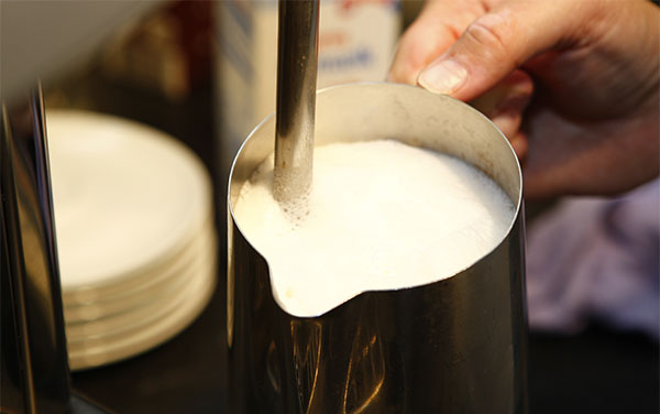 纯牛奶什么时候喝最好 什么人不能喝纯牛奶